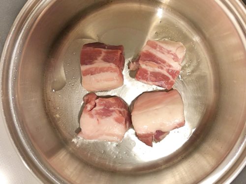 豚バラ肉を焼く（カラプルクラ）